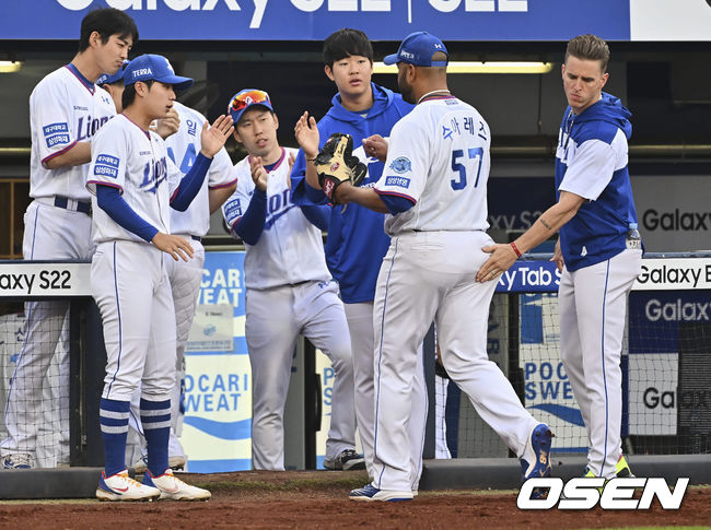 삼성 라이온즈 수아레즈가 6이닝동안 무실점을 기록하고 더그 아웃으로 들어가고 있다. 2022.05.21 / foto0307@osen.co.kr