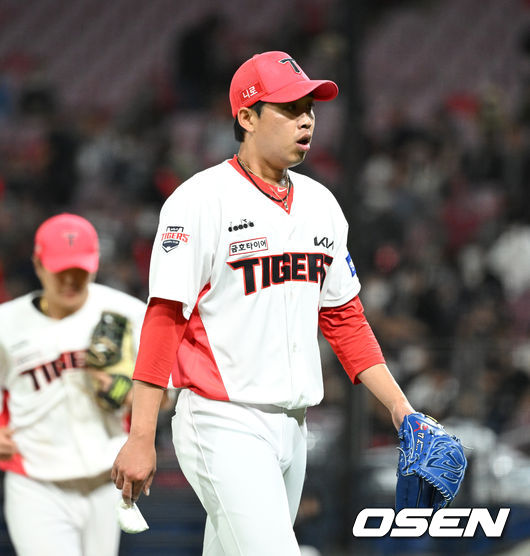 KIA 타이거즈 임기영이 투구를 마치고 마운드에서 내려가고 있다./OSEN DB