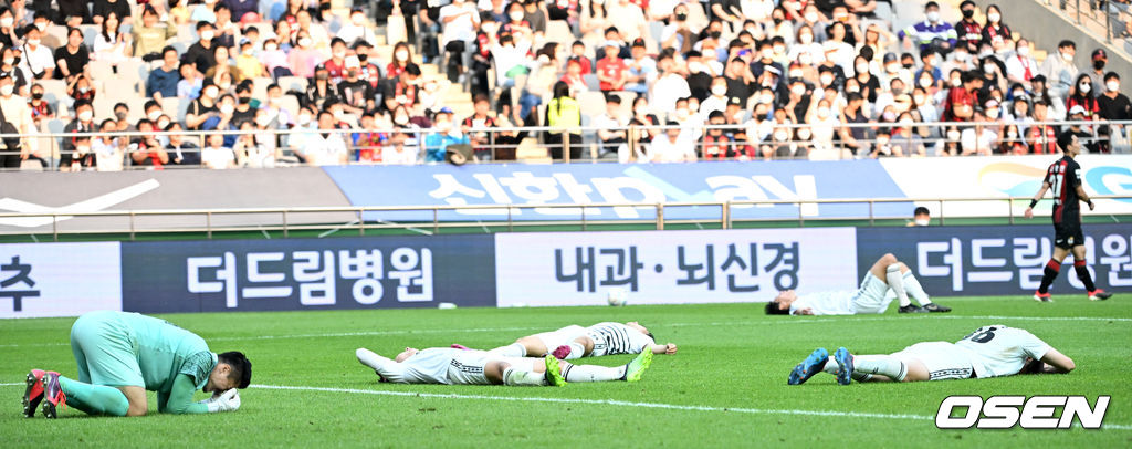 21일 오후 서울 성산동 서울월드컵경기장에서 열린 ‘하나원큐 K리그1 2022' FC서울과 성남FC의 경기, 방문팀 성남FC가 숫적 열세를 딛고 FC서울을 상대로 1-0 신승을 거뒀다.경기 종료 직후 성남FC 선수들이 그라운드에 쓰러져 숨을 고르고 있다. 2022.05.21 / dreamer@osen.co.kr