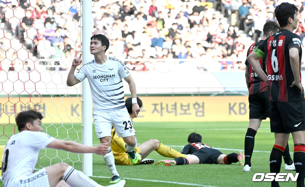 21일 오후 서울 성산동 서울월드컵경기장에서 ‘하나원큐 K리그1 2022' FC서울과 성남FC의 경기가 열렸다.전반 성남FC 구본철이 선제골을 작렬시키고 FC서울 서포터석을 향해 세리머니를 펼치고 있다. 2022.05.21 / dreamer@osen.co.kr