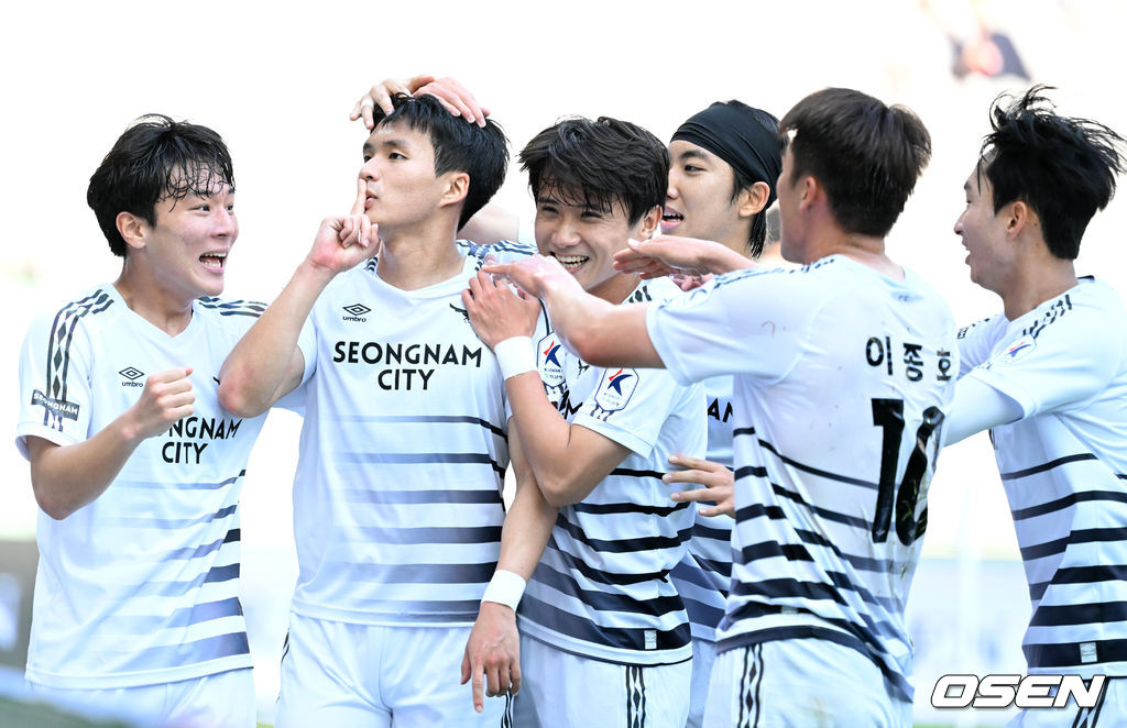 21일 오후 서울 성산동 서울월드컵경기장에서 ‘하나원큐 K리그1 2022' FC서울과 성남FC의 경기가 열렸다.전반 성남FC 구본철이 선제골을 작렬시키고 FC서울 서포터석을 향해 세리머니를 펼치고 있다. 2022.05.21 / dreamer@osen.co.kr