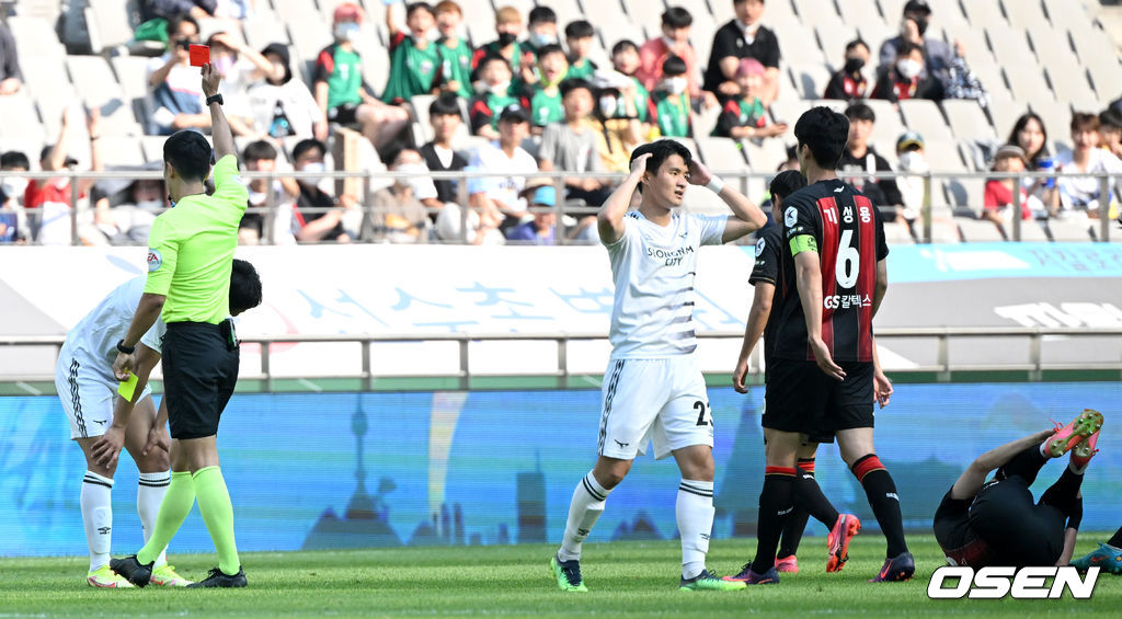 21일 오후 서울 성산동 서울월드컵경기장에서 ‘하나원큐 K리그1 2022' FC서울과 성남FC의 경기가 열렸다.전반 성남FC 권완규가 두번째 옐로우카드 파울로 레드카드 퇴장을 받고 아쉬워하고 있다. 2022.05.21 / dreamer@osen.co.kr