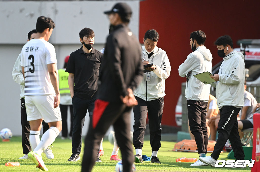 21일 오후 서울 성산동 서울월드컵경기장에서 ‘하나원큐 K리그1 2022' FC서울과 성남FC의 경기가 열렸다.전반 성남FC 권완규가 두번째 옐로우카드 파울로 레드카드 퇴장을 당하고 있다. 분주한 성남FC 벤치와 김남일 감독. 2022.05.21 / dreamer@osen.co.kr