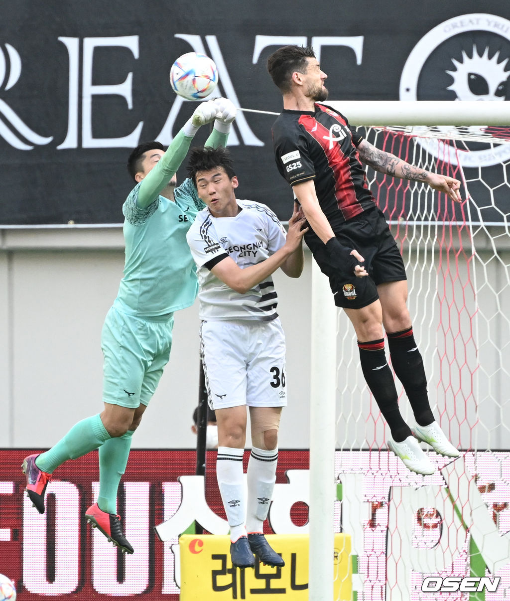 21일 오후 서울 성산동 서울월드컵경기장에서 ‘하나원큐 K리그1 2022' FC서울과 성남FC의 경기가 열렸다.전반 성남FC 골키퍼 김영광이 FC서울 오스마르에 앞서 공중볼을 걷어내고 있다. 2022.05.21 / dreamer@osen.co.kr