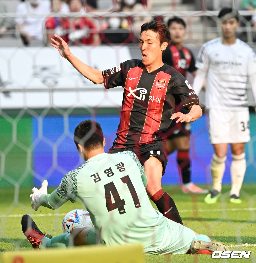 21일 오후 서울 성산동 서울월드컵경기장에서 ‘하나원큐 K리그1 2022' FC서울과 성남FC의 경기가 열렸다.후반 FC서울 김진야의 돌파를 성남FC 골키퍼 김영광이 막아내고 있다. 2022.05.21 / dreamer@osen.co.kr