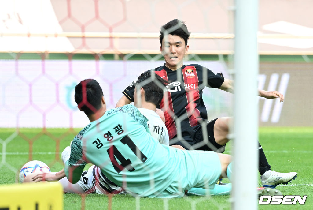 21일 오후 서울 성산동 서울월드컵경기장에서 ‘하나원큐 K리그1 2022' FC서울과 성남FC의 경기가 열렸다.후반 FC서울 황인범의 슈팅이 성남FC 수비에 막히고 있다. 2022.05.21 / dreamer@osen.co.kr