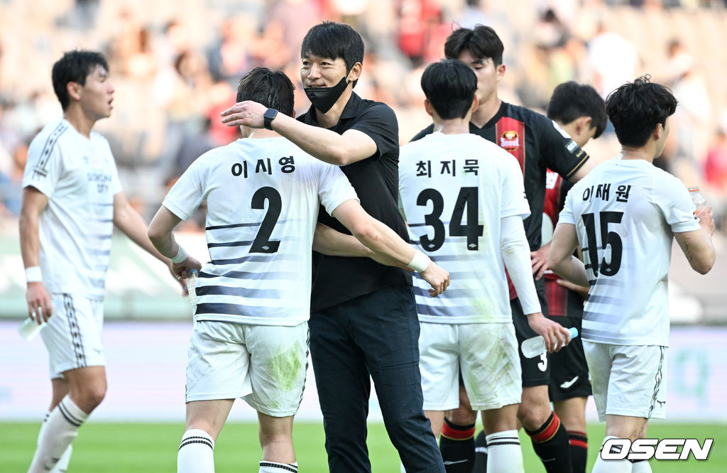 21일 오후 서울 성산동 서울월드컵경기장에서 열린 ‘하나원큐 K리그1 2022' FC서울과 성남FC의 경기, 방문팀 성남FC가 숫적 열세를 딛고 FC서울을 상대로 1-0 신승을 거뒀다.경기를 마치고 승리한 성남FC 김남일 감독과 이시영이 포옹하며 기뻐하고 있다. 2022.05.21 / dreamer@osen.co.kr
