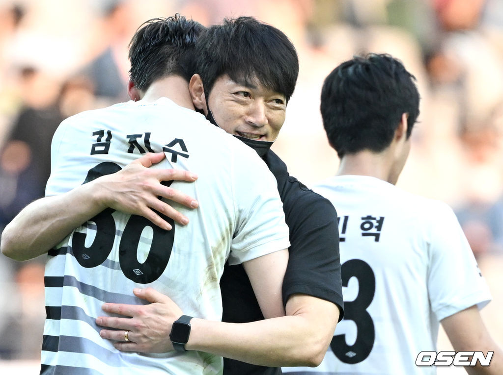 21일 오후 서울 성산동 서울월드컵경기장에서 열린 ‘하나원큐 K리그1 2022' FC서울과 성남FC의 경기, 방문팀 성남FC가 숫적 열세를 딛고 FC서울을 상대로 1-0 신승을 거뒀다.경기를 마치고 승리한 성남FC 김남일 감독과 김지수가 포옹하며 기뻐하고 있다. 2022.05.21 / dreamer@osen.co.kr