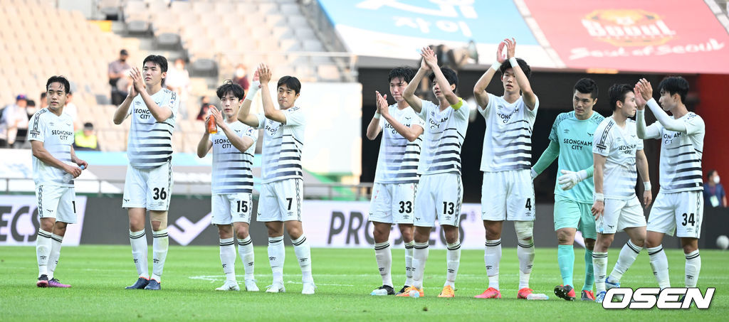 21일 오후 서울 성산동 서울월드컵경기장에서 열린 ‘하나원큐 K리그1 2022' FC서울과 성남FC의 경기, 방문팀 성남FC가 숫적 열세를 딛고 FC서울을 상대로 1-0 신승을 거뒀다.경기를 마치고 승리한 10명의 성남FC 선수들이 팬들에게 인사하고 있다. 2022.05.21 / dreamer@osen.co.kr