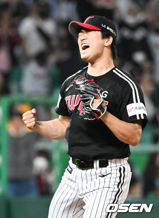 21일 오후 인천SSG랜더스필드에서 ‘2022 신한은행 SOL KBO리그’ SSG 랜더스와 LG 트윈스의 경기가 진행됐다.한점차 승리를 지켜낸 LG 마무리 투수 고우석이 환호하고 있다. 2022.05.21 / soul1014@osen.co.kr