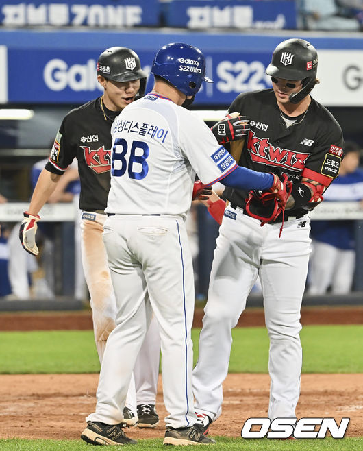 KT 위즈 박병호가 연장 11회초 2사 만루 볼넷으로 밀어내기 득점을 하고 있다. 2022.05.21 / foto0307@osen.co.kr