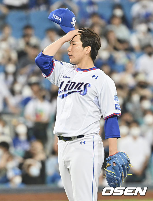 삼성 라이온즈 임대한이 연장 11회초 2사 만루 KT 위즈 박병호를 볼넷으로 내보내고 밀어내기 실점을 하고 아쉬워하고 있다. 2022.05.21 / foto0307@osen.co.kr