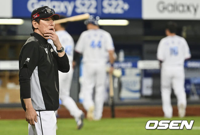 KT 위즈 이강철 감독이 삼성 라이온즈에 연장 11회 5-2로 승리한 후 선수들과의 하이파이브를 기다리고 있다. 2022.05.21 / foto0307@osen.co.kr