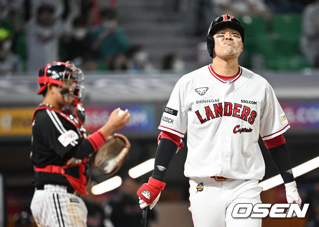 21일 오후 인천SSG랜더스필드에서 ‘2022 신한은행 SOL KBO리그’ SSG 랜더스와 LG 트윈스의 경기가 진행됐다. 9회말 1사 1,3루 SSG 한유섬이 헛스윙 삼진아웃된 뒤 아쉬워하고 있다. 2022.05.21 / soul1014@osen.co.kr