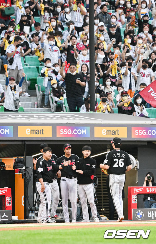 21일 오후 인천SSG랜더스필드에서 ‘2022 신한은행 SOL KBO리그’ SSG 랜더스와 LG 트윈스의 경기가 진행됐다.6회말 LG 선발투수 이민호가 팬들의 기립박수를 받으며 더그아웃으로 들어가고 있다.  2022.05.21 