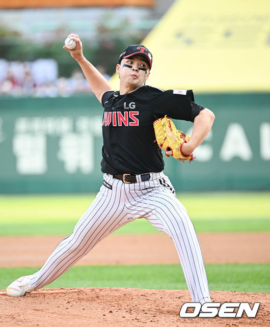 21일 오후 인천SSG랜더스필드에서 ‘2022 신한은행 SOL KBO리그’ SSG 랜더스와 LG 트윈스의 경기가 진행됐다.6회말 LG 선발투수 이민호가 팬들의 기립박수를 받으며 더그아웃으로 들어가고 있다.  2022.05.21 / soul1014@osen.co.kr