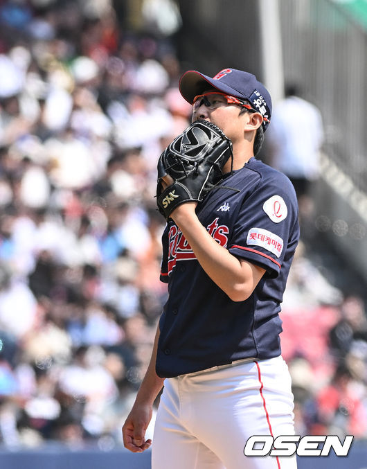 2회말 무사 1루 롯데 선발 박세웅이 두산 허경민에게 몸 맞는 공을 던진 뒤 아쉬워하고 있다. 2022.05.21 /cej@osen.co.kr 