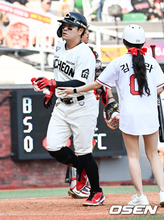 22일 오후 인천SSG랜더스필드에서 ‘2022 신한은행 SOL KBO리그’ SSG 랜더스와 LG 트윈스의 경기가 진행됐다.8회말 2사 SSG 추신수가 동점 솔로포를 날리고 홈을 밟고 있다. 2022.05.22 / soul1014@osen.co.kr