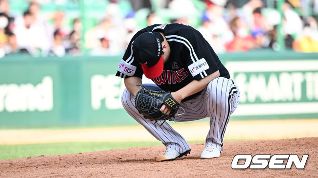 22일 오후 인천SSG랜더스필드에서 ‘2022 신한은행 SOL KBO리그’ SSG 랜더스와 LG 트윈스의 경기가 진행됐다.8회말 2사 SSG 추신수에게 동점 솔로 홈런을 허용한 LG 김진성이 주저앉아 아쉬워하고 있다. 2022.05.22 / soul1014@osen.co.kr