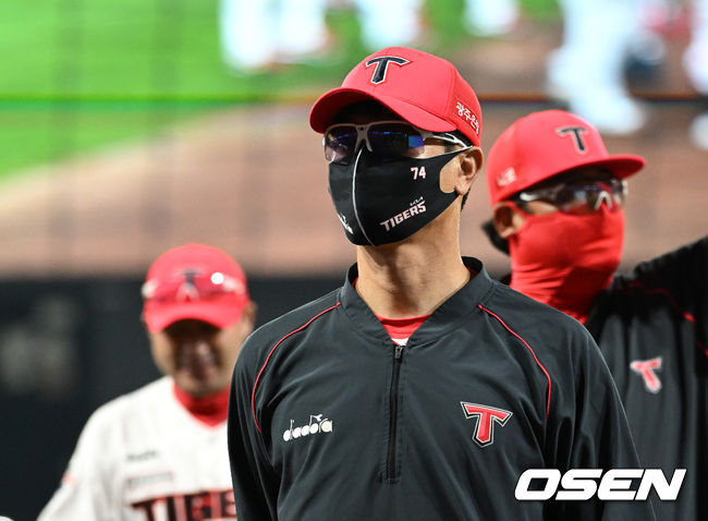 KIA 김종국 감독이 경기를 마치고 그라운드를 빠져가고 있다./OSEN DB