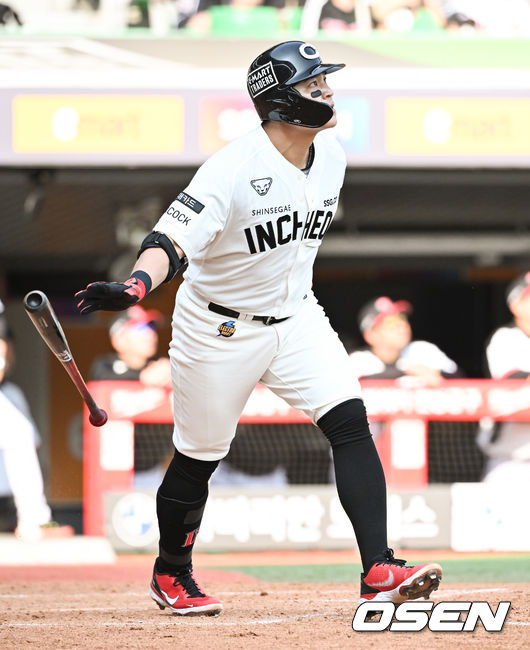 22일 오후 인천SSG랜더스필드에서 ‘2022 신한은행 SOL KBO리그’ SSG 랜더스와 LG 트윈스의 경기가 진행됐다.8회말 2사 SSG 추신수가 동점 솔로포를 날리고 있다. 2022.05.22 / soul1014@osen.co.kr