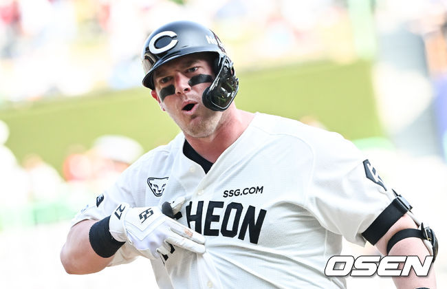 22일 오후 인천SSG랜더스필드에서 ‘2022 신한은행 SOL KBO리그’ SSG 랜더스와 LG 트윈스의 경기가 진행됐다.8회말 2사 1,2루 SSG 크론이 역전 1타점 적시타를 날리고 환호하고 있다. 2022.05.22 / soul1014@osen.co.kr