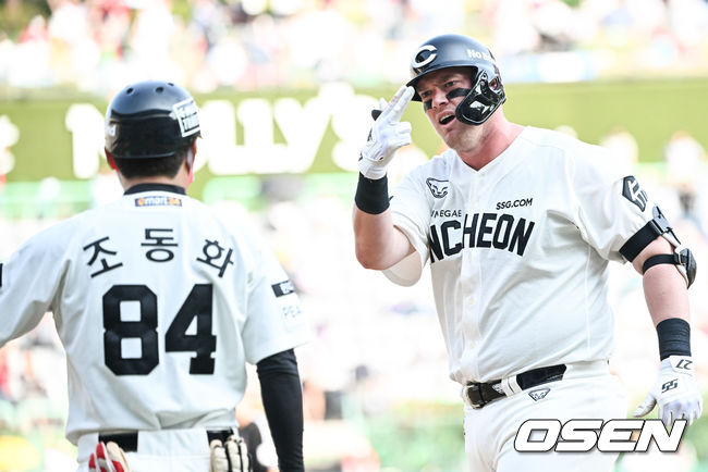 22일 오후 인천SSG랜더스필드에서 ‘2022 신한은행 SOL KBO리그’ SSG 랜더스와 LG 트윈스의 경기가 진행됐다.8회말 2사 1,2루 SSG 크론이 역전 1타점 적시타를 날리고 환호하고 있다. 2022.05.22 / soul1014@osen.co.kr