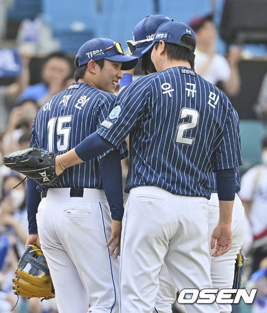 역전 승리의 주인공 삼성 라이온즈 이재현이 4-3으로 승리 한 후 우규민의 축하를 받고 있다. 2022.05.22 / foto0307@osen.co.kr