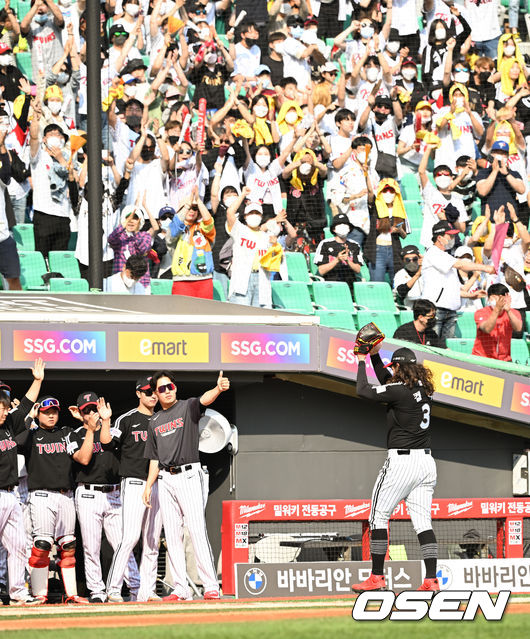 22일 오후 인천SSG랜더스필드에서 ‘2022 신한은행 SOL KBO리그’ SSG 랜더스와 LG 트윈스의 경기가 진행됐다.7회말 이닝종료 후 LG 선발투수 켈리가 팬들에게 박수를 치며 마운드을 내려가고 있다 2022.05.22 / soul1014@osen.co.kr