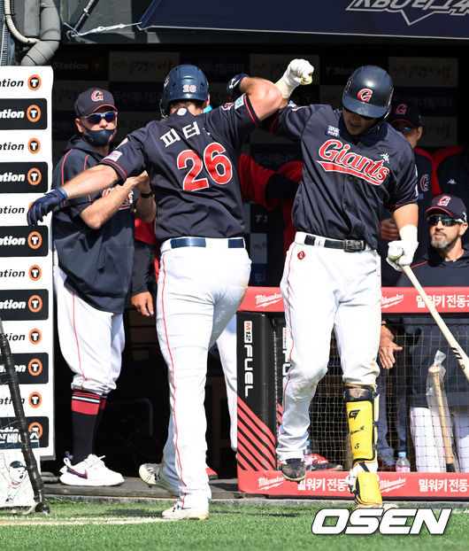 21일 오후 서울 잠실야구장에서 ‘2022 신한은행 SOL KBO리그’ 두산 베어스와 롯데 자이언츠의 경기가 열렸다.7회초 롯데 선두타자 피터스가 좌월 솔로포를 날린 뒤 세리머니를 하고 있다. 2022.05.21