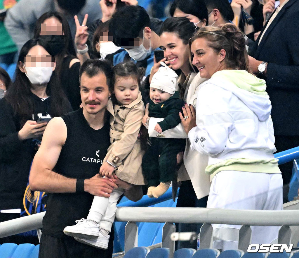 인천 유나이티드가 17일 오후 인천축구전용경기장에서 열린 ‘하나원큐 K리그 1 2022’ 13라운드에서 후반 추가시간 동점골을 터트리며 대구FC와 2-2 무승부를 거뒀다. 경기를 마치고 인천 무고사가 가족과 사진 촬영을 하고 있다. 2022.05.17 /jpnews@osen.co.kr