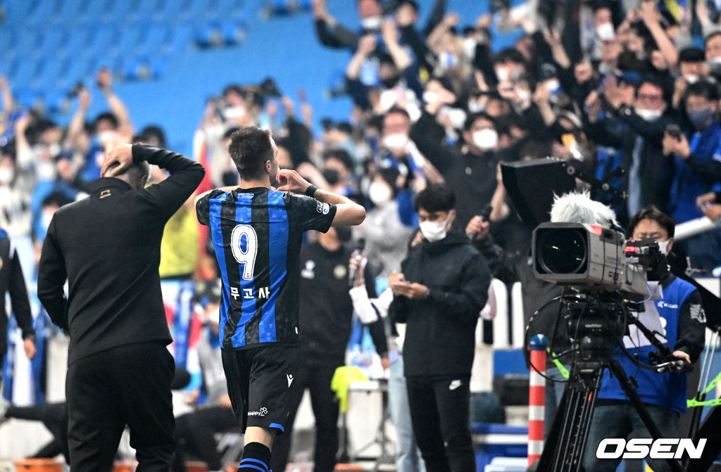 전반 인천 무고사가 동점골을 성공시키고 가족에게 달려가 하트 세리머니를 선보이고 있다. 2022.05.17 /jpnews@osen.co.kr