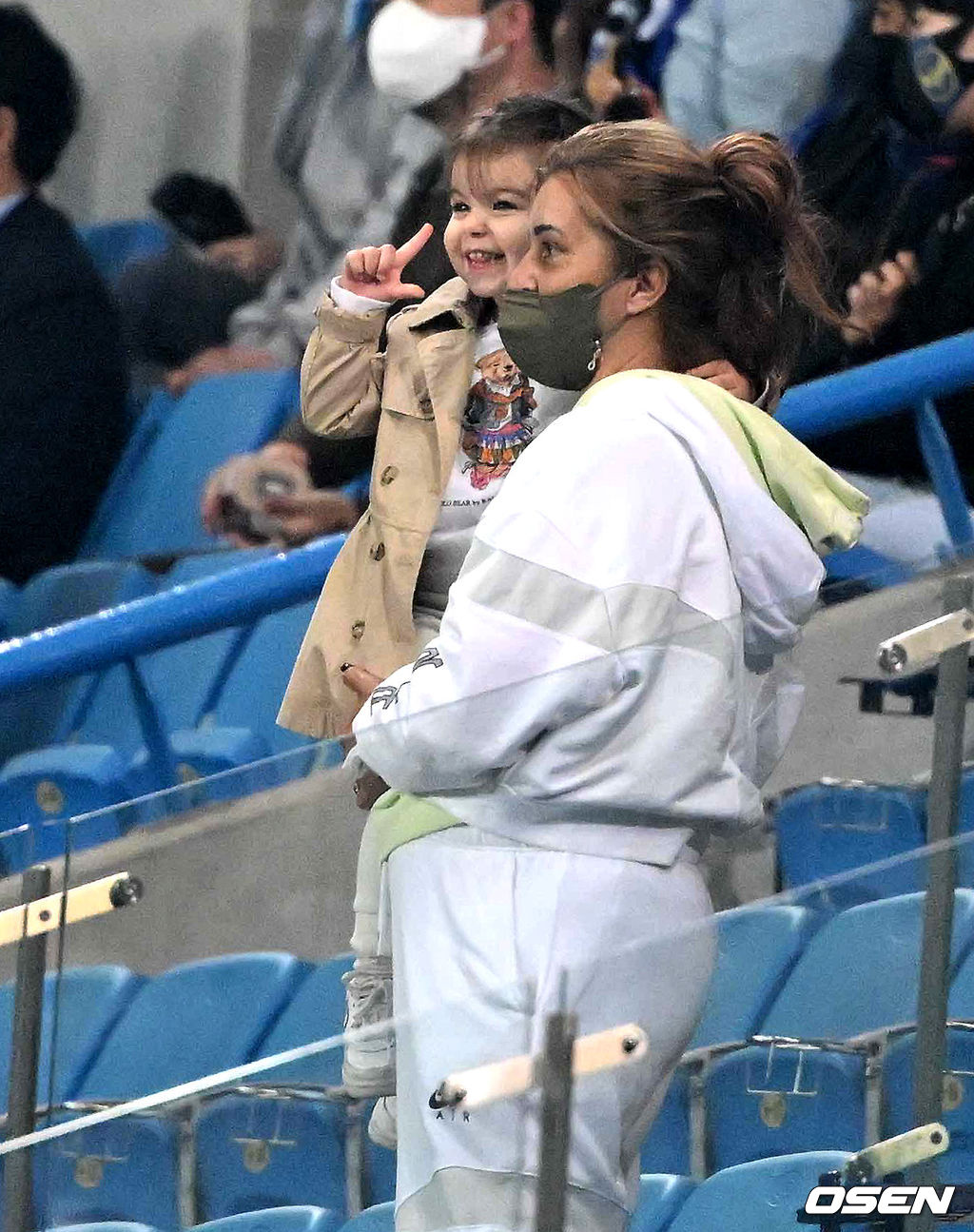 전반 인천 무고사의 동점골에 무고사의 어머니와 딸이 기뻐하고 있다. 2022.05.17 /jpnews@osen.co.kr