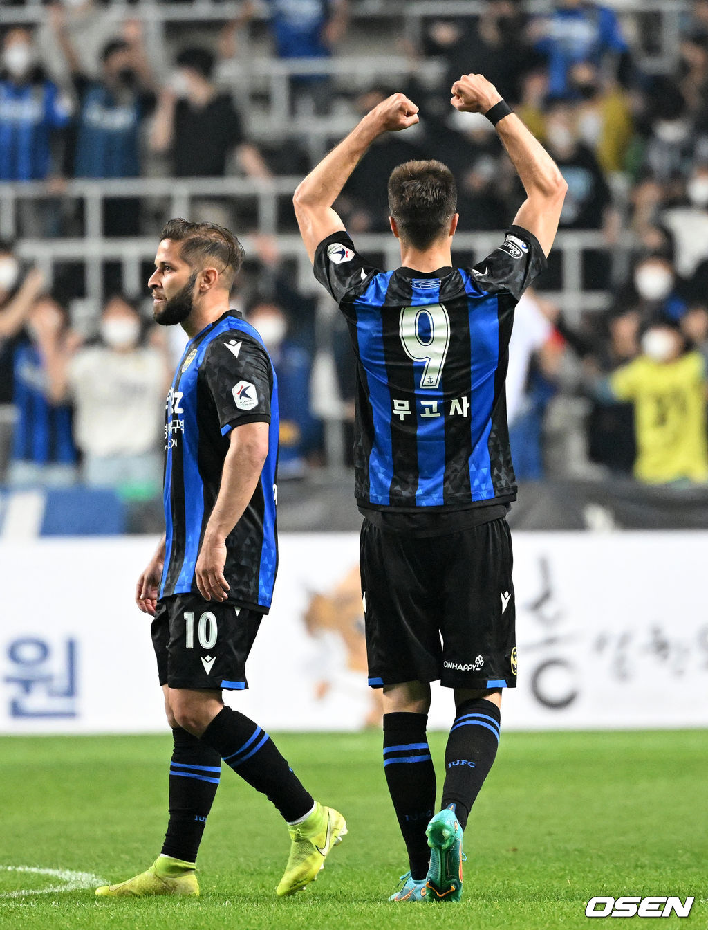 전반 인천 무고사가 동점골을 성공시키고 스트롱맨 셀레브레이션을 하고 있다. 2022.05.17 /jpnews@osen.co.kr