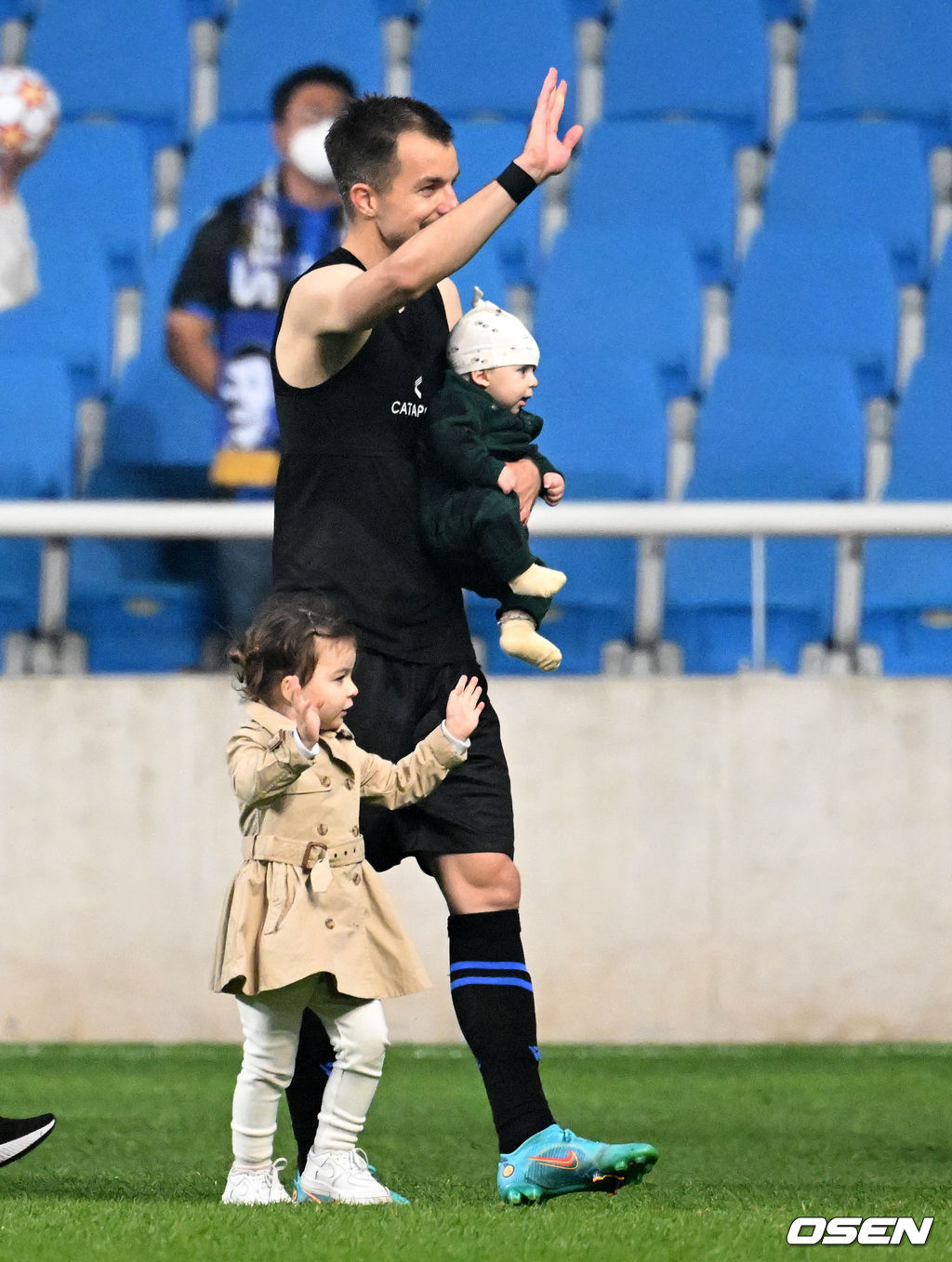 경기를 마치고 인천 무고사가 자녀와 팬들에 인사를 하고 있다. 2022.05.17 /jpnews@osen.co.kr
