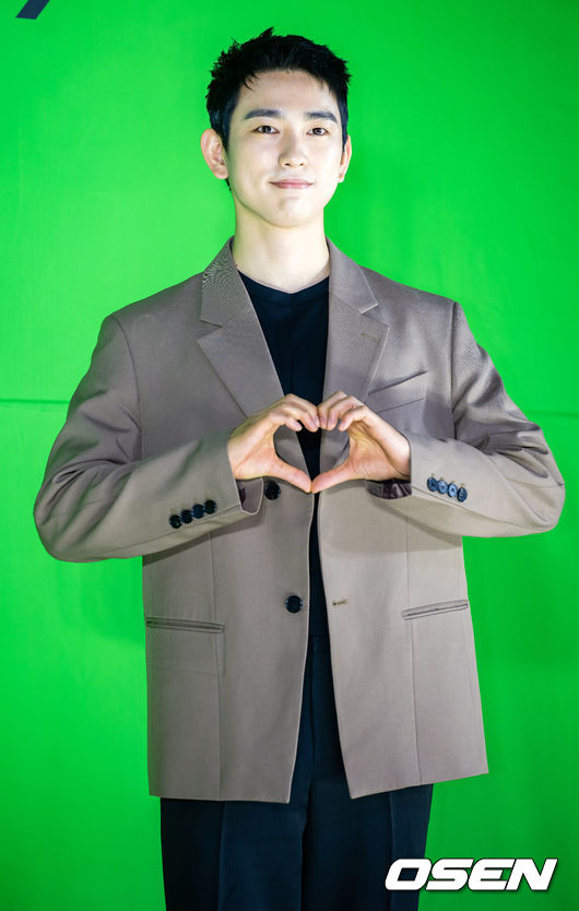 갓세븐 멤버 진영이 무대 위에서 포토타임을 갖고 있다. 2022.05.23 /rumi@osen.co.kr