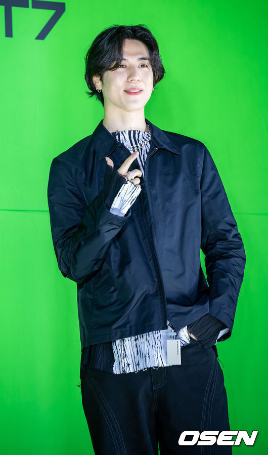 갓세븐 유겸이 무대 위에서 포토타임을 갖고 있다. 2022.05.23 /rumi@osen.co.kr