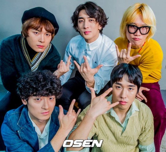 밴드 잔나비 김도형, 최정훈, 유영현(탈퇴), 윤결(탈퇴), 장경준(왼쪽 위부터 시계 방향)
