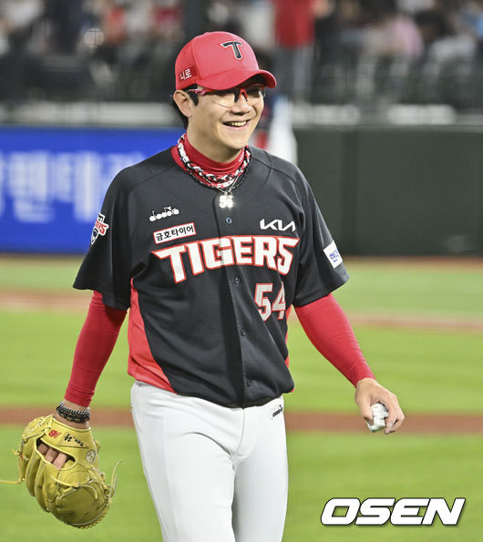 KIA 타이거즈 양현종이 등판을 마치고 웃으며 내려가고 있다. /OSEN DB