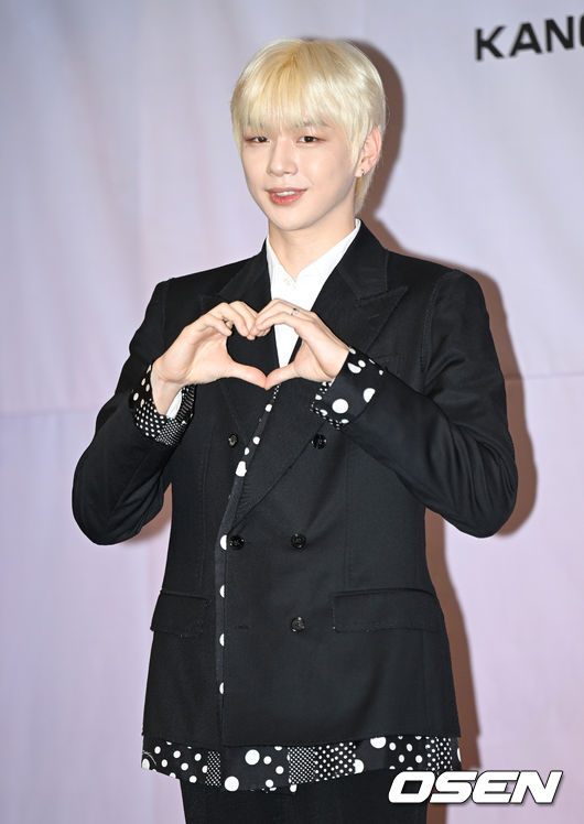 24일 오전 서울 강남구 그랜드 인터컨티넨탈호텔 파르나스에서 가수 강다니엘의 첫 번째 정규앨범 'THE STORY' 발매기념 기자간담회가 열렸다.<br /><br />가수 강다니엘이 포토타임을 가지고 있다. 2022.05024 /sunday@osen.co.kr