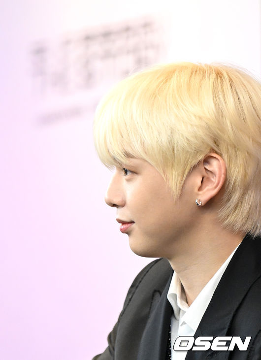 24일 오전 서울 강남구 그랜드 인터컨티넨탈호텔 파르나스에서 가수 강다니엘의 첫 번째 정규앨범 'THE STORY' 발매기념 기자간담회가 열렸다.<br /><br />가수 강다니엘이 취재진의 질문을 듣고 있다. 2022.05024 /sunday@osen.co.kr