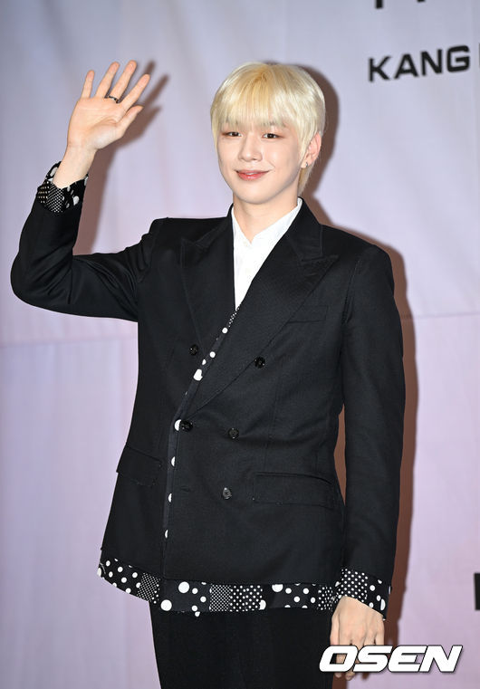 24일 오후 서울 강남구 그랜드 인터컨티넨탈호텔 파르나스에서 가수 강다니엘의 첫 번째 정규앨범 'THE STORY' 발매기념 기자간담회가 열렸다.<br /><br />가수 강다니엘이 포토타임을 가지고 있다. 2022.05024 /sunday@osen.co.kr