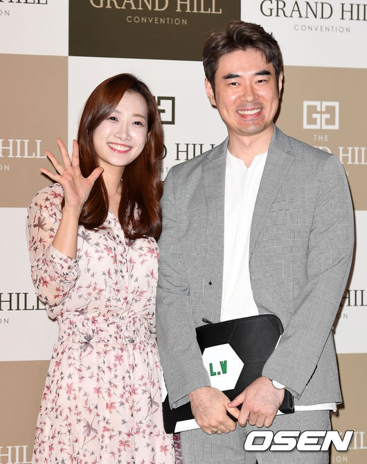 김민정, 조충현 아나운서가 축하의 인사를 하고 있다./sunday@osen.co.kr