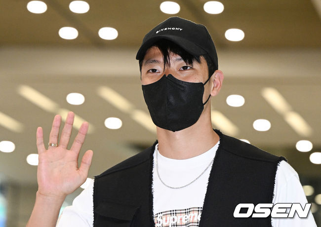 황희찬(울버햄튼)이 6월에 열리는 A매치 출전을 위해 24일 인천국제공항을 통해 입국했다.황희찬이 입국장을 나서고 있다. 2022.05.24 /cej@osen.co.kr