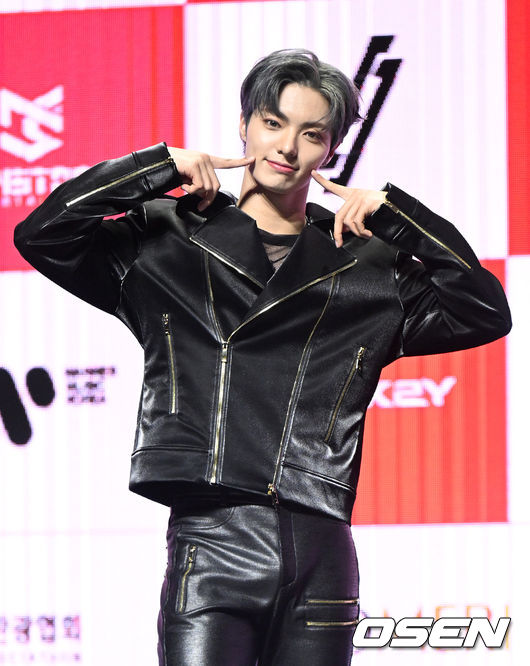 24일 오후 서울 광진구 예스24라이브홀에서 그룹 블랭키(BLANK2Y)의 첫 번째 미니앨범 ‘K2Y I : CONFIDENCE Thumbs Up(키원 컨피던스 떰즈업)’ 데뷔 쇼케이스가 열렸다.그룹 브랭키 영빈이 포토타임을 가지고 있다. 2022.05.24 /sunday@osen.co.kr