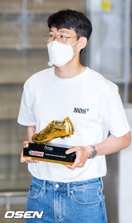 손흥민이 입국장을 통해 귀국하며 골든부트를 들고 포즈를 취하고 있다. 22.05.24 /rumi@osen.co.kr