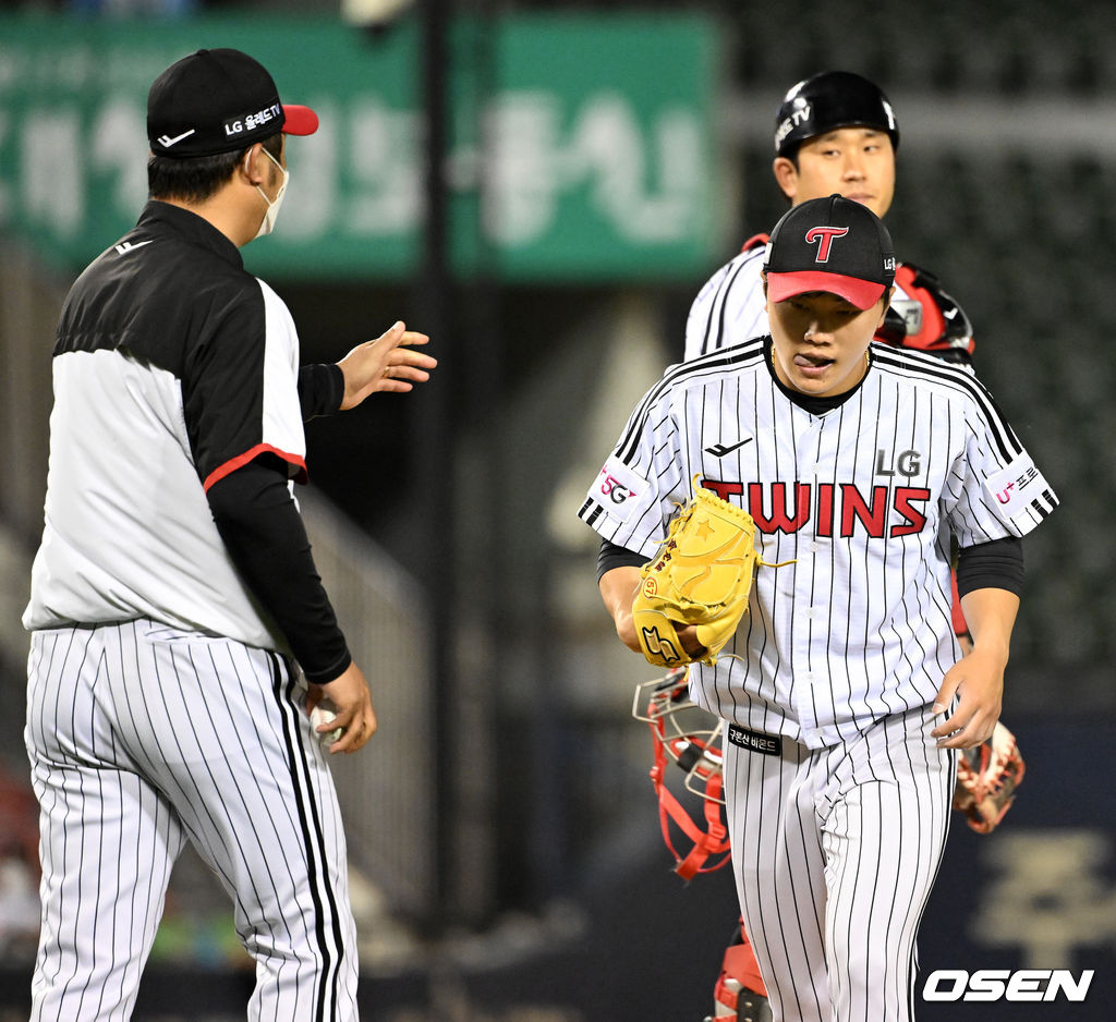24일 서울 잠실구장에서 2022 신한은행 SOL KBO리그 LG 트윈스와 키움 히어로즈의 경기가 열렸다.6회초 1사 2,3루에서 LG 김윤식이 교체되고 있다. 2022.05.24 /jpnews@osen.co.kr