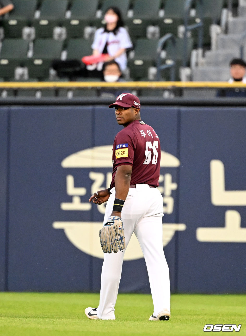 24일 서울 잠실구장에서 2022 신한은행 SOL KBO리그 LG 트윈스와 키움 히어로즈의 경기가 열렸다.3회말 1사 2루에서 키움 푸이그가 LG 박해민의 우전안타에 2루 주자 송찬의를 홈에서 잡아내고 있다. 2022.05.24 /jpnews@osen.co.kr