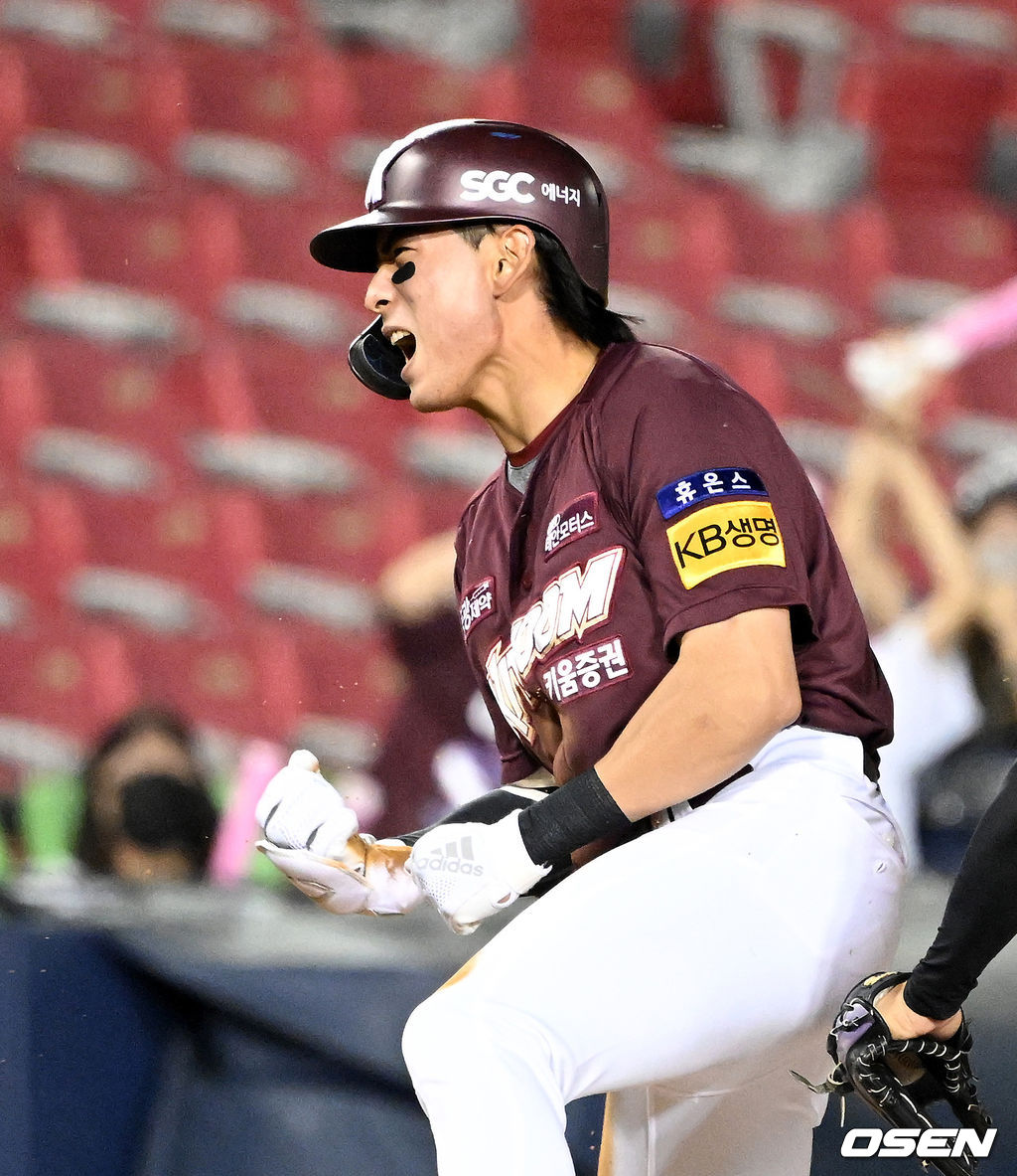 24일 서울 잠실구장에서 2022 신한은행 SOL KBO리그 LG 트윈스와 키움 히어로즈의 경기가 열렸다.6회초 1사 2,3루에서 키움 이정후가 역전 2타점 적시 3루타를 날리며 포효하고 있다. 2022.05.24 /jpnews@osen.co.kr