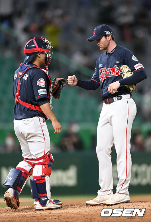 24일 오후 인천 SSG 랜더스필드에서 '2022 신한은행 SOL KBO 리그' SSG 랜더스와 롯데 자이언츠의 경기가 열렸다.9회초 1사 1루에서 롯데 반즈가 마운드를 내려가며 안중열과 하이파이브를 하고 있다. 2022.05.24 /sunday@osen.co.kr